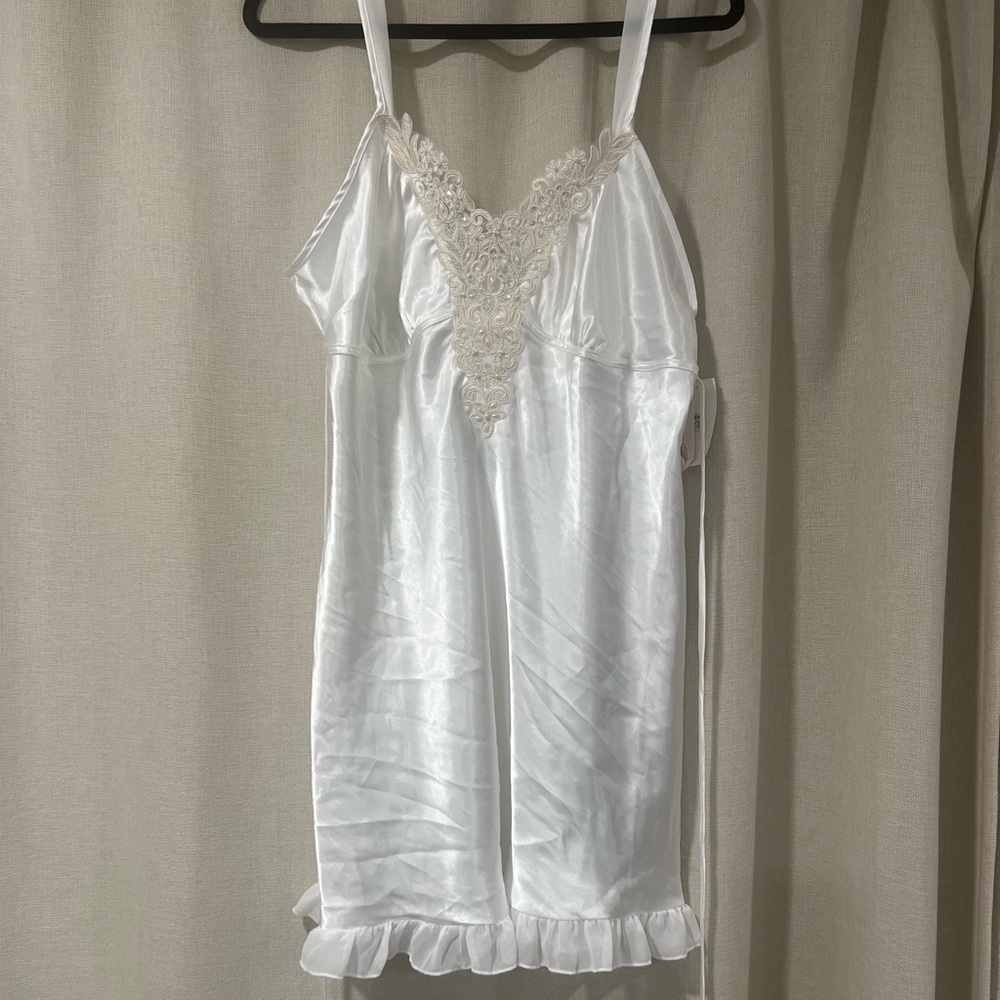 NEW WITH TAGS: Linea Donatella White Lace Trim Satin Bridal Intimate Sleepwear L